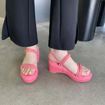 Дамски обувки; дизайнерски джапанки на ниски токчета и танкетке; дамски сандали ярки цветове на платформа и висок ток; червени виолетови обувки на танкетке; летни сандали