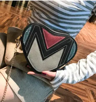 Известната марка 2021 Brit Нова модерна чанта през едно рамо с нулев портфейла си, готина женска чанта-месинджър с веригата под формата на прасковено на сърцето