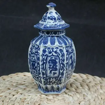 Китайски старинни синьо-бялата порцеланова ваза с изображение на дракон с марка qianlong