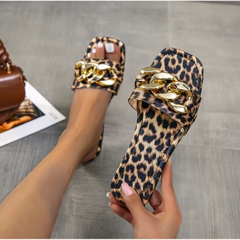 По-големи размери 35-43, леопардовые дамски чехли на равна подметка, нови дамски сандали на равна подметка с квадратни пръсти на метална верига в европейския и американския стил, чехли